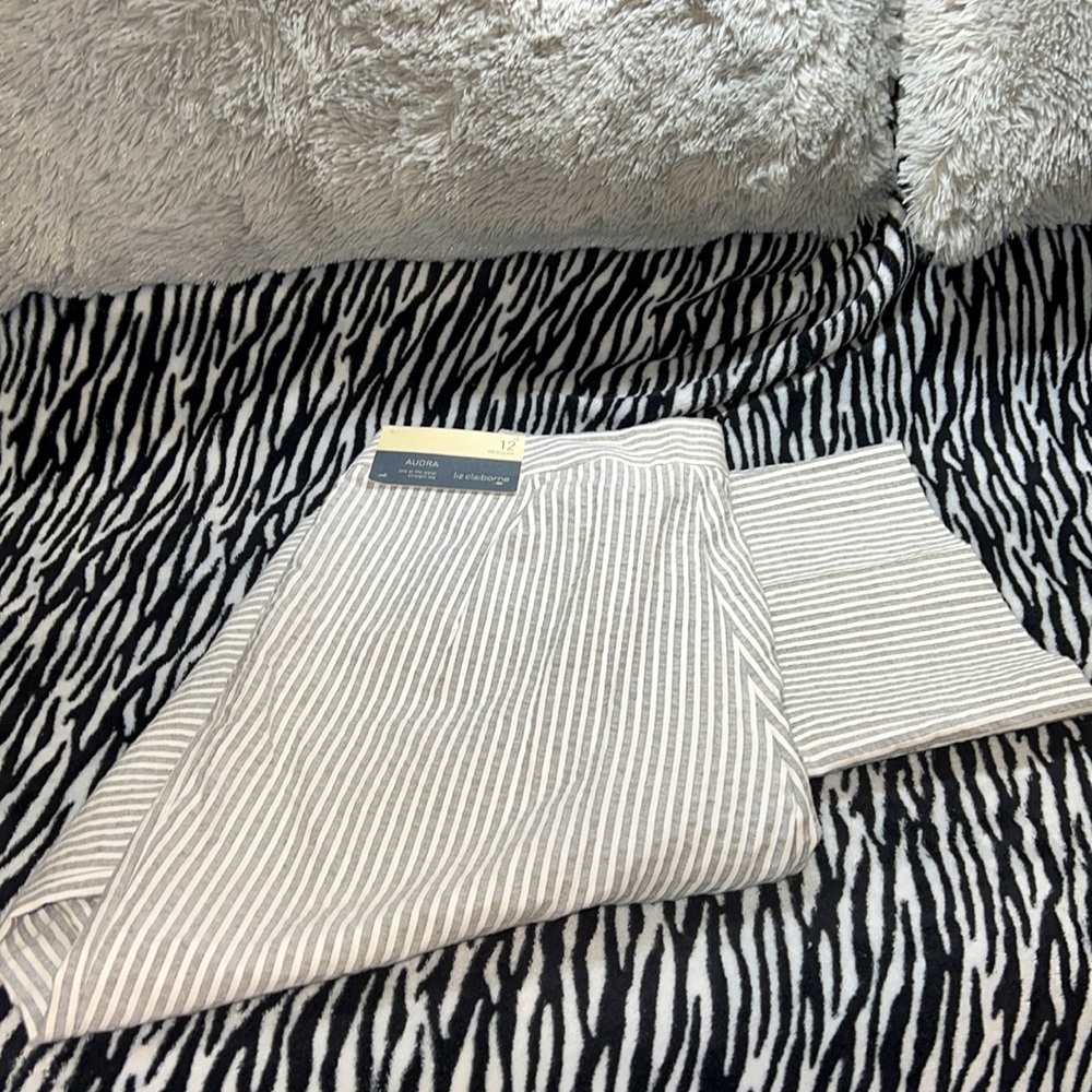 Liz Claiborne Audra Seersucker Gray/White Striped Wide Legs Pants Size 12R NWT